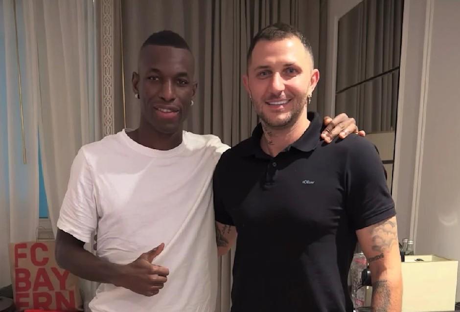 ws, 签名或自拍, 二队踢球